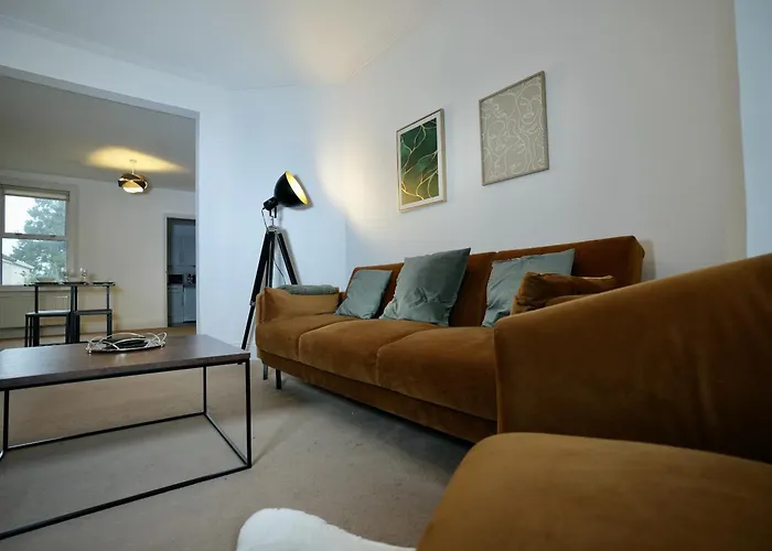 Spacious Two-Bedrooms House, Private Parking, Contractors, Relocators