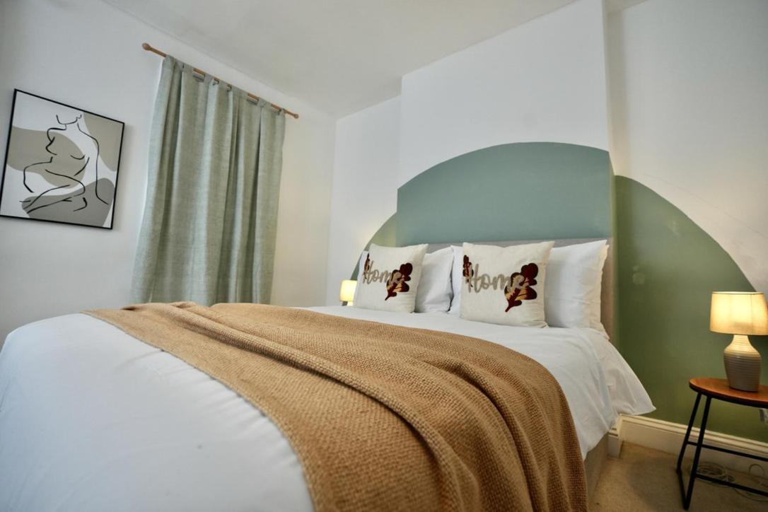 Vakantiehuis Spacious Two-bedrooms House, Private Parking, Contractors, Relocators