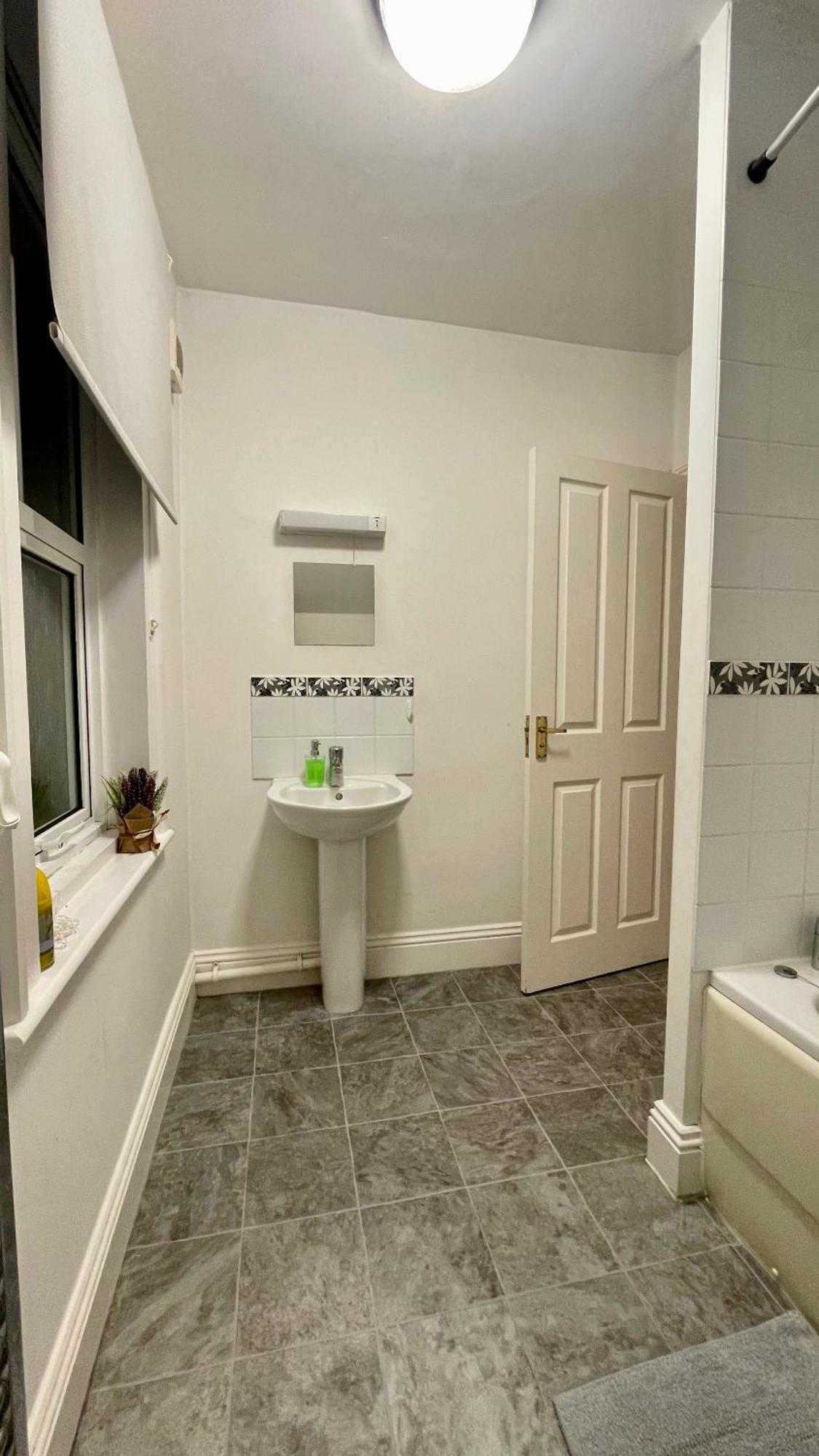 Spacious Two-bedrooms House, Private Parking, Contractors, Relocators Vakantiehuis *
