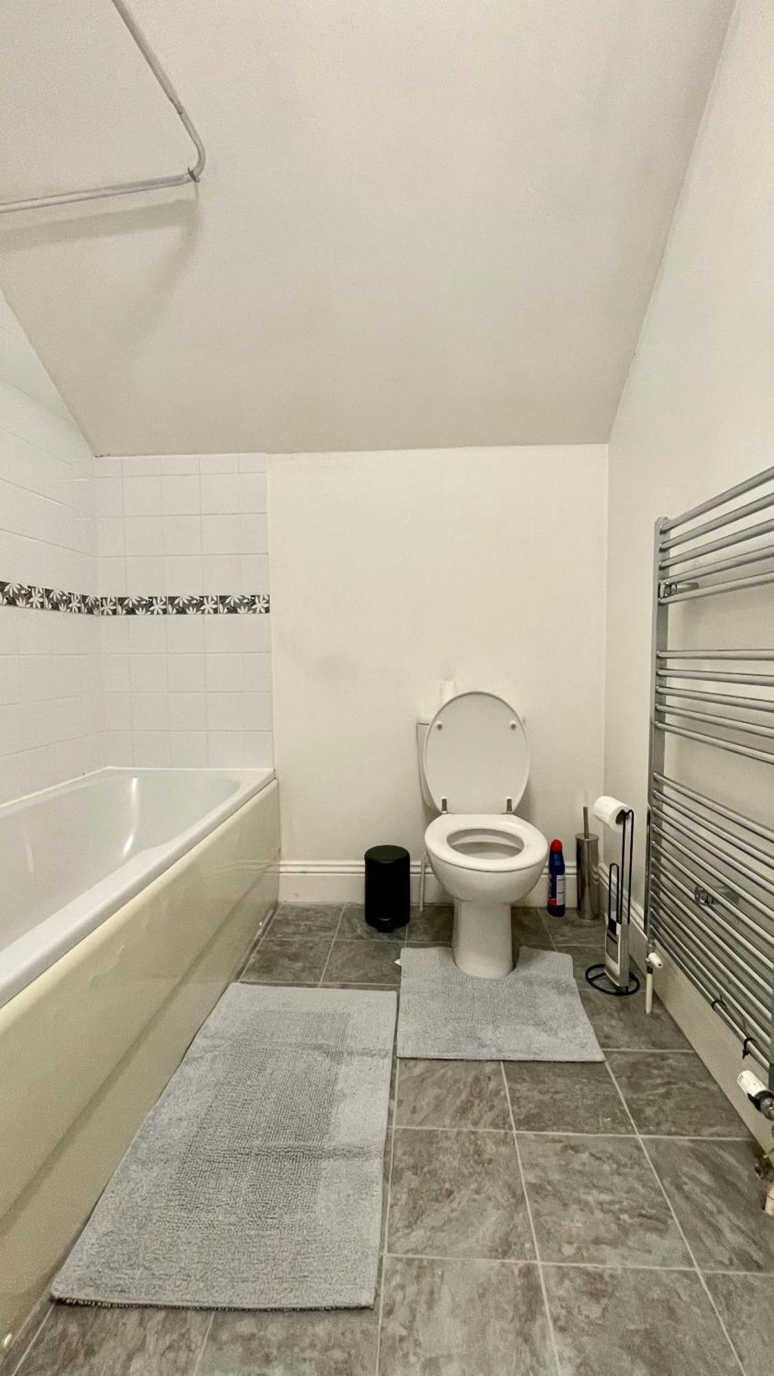 Spacious Two-bedrooms House, Private Parking, Contractors, Relocators Oxford