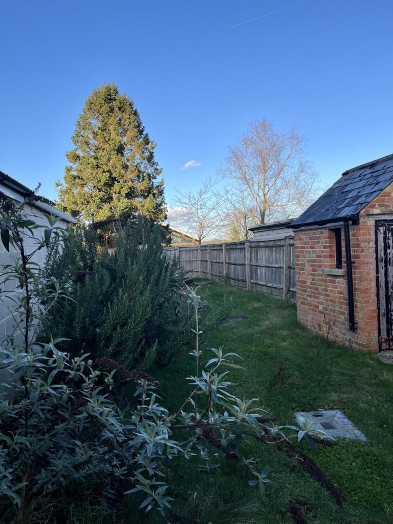 Spacious Two-bedrooms House, Private Parking, Contractors, Relocators *