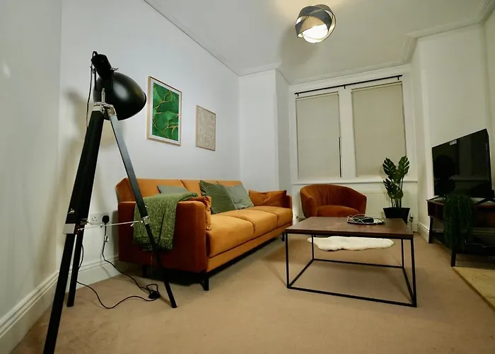 Spacious Two-Bedrooms House, Private Parking, Contractors, Relocators