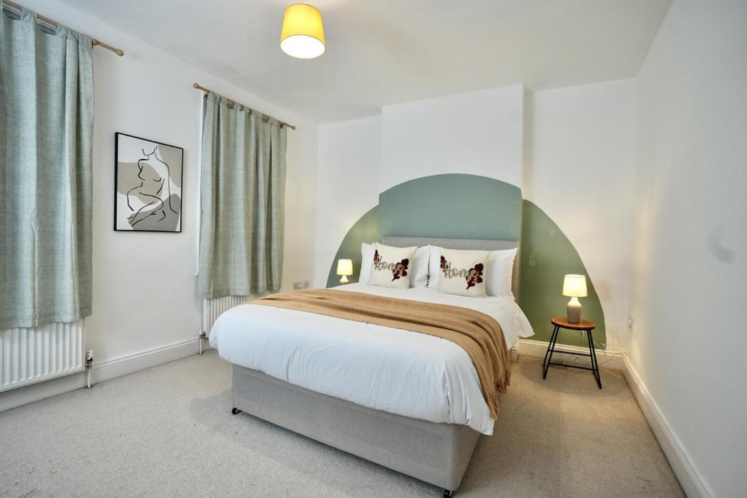 Spacious Two-bedrooms House, Private Parking, Contractors, Relocators Casa vacanze